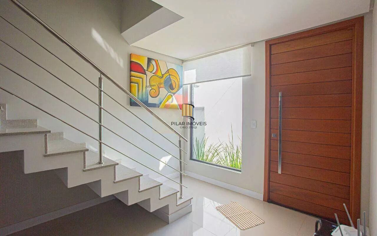 Casa em condomínio com 3 dormitórios, suíte e 2 vagas.