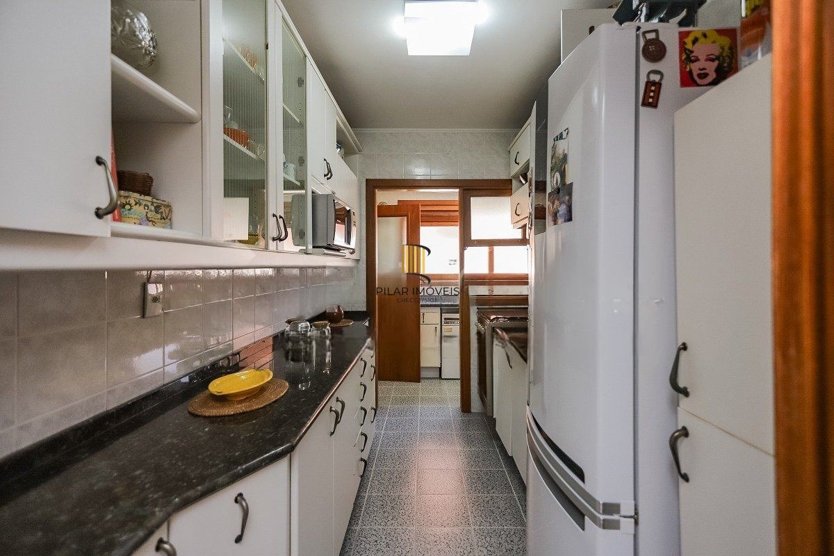 Apartamento com 3 dormitórios, suíte, 2 vagas e varanda com churrasqueira.