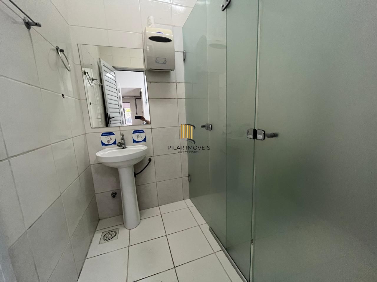 Prédio Comercial à venda com 5 salas, 400m², 6 vagas, Rua Laudelino Freire no bairro Sarandi em Porto Alegre