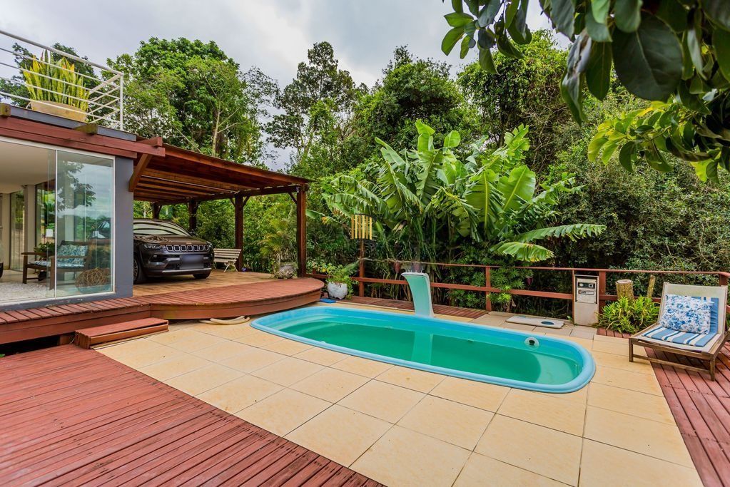Casa em Condomínio com 3 dormitórios, suíte e 2 vagas cobertas.