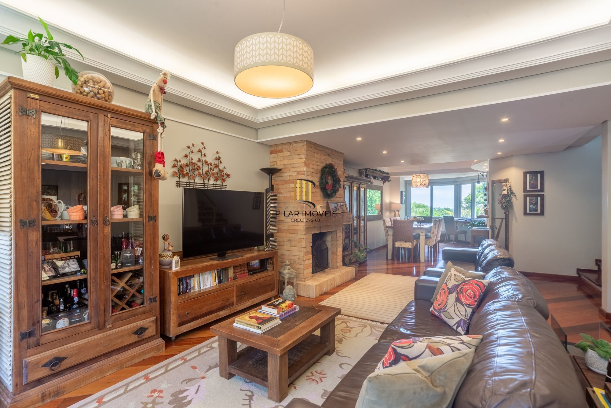 Casa térrea com 4 dormitórios, 2 suítes e 3 vagas.