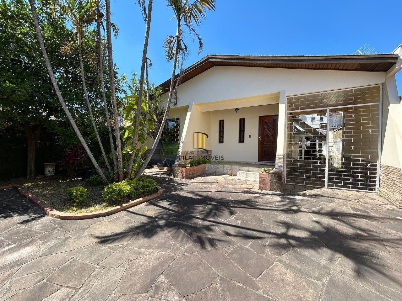 Casa 3 dormitórios com suíte e pátio no Jardim Planalto