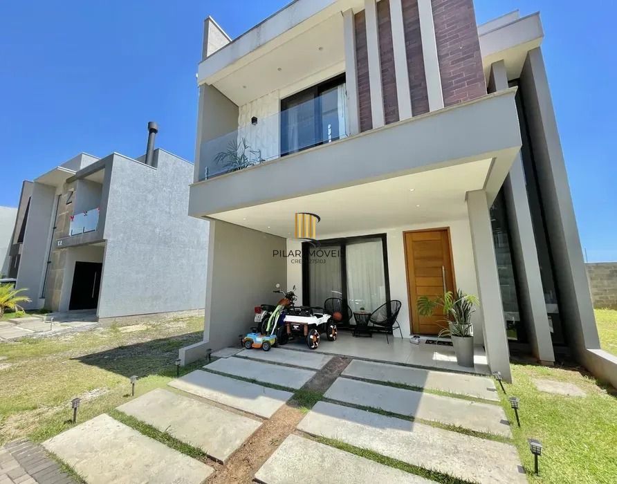 Casa em condomínio com 3 dormitórios, suíte e 2 vagas.