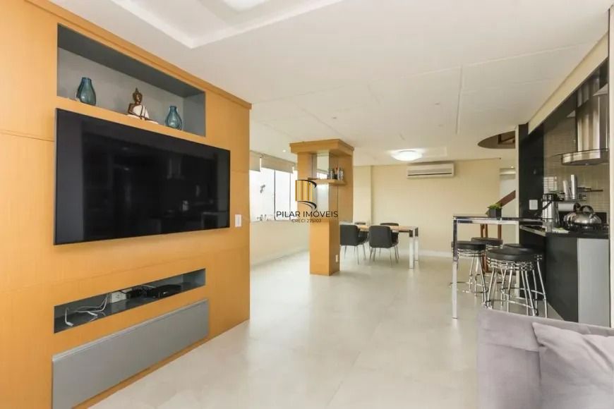 Cobertura com 3 dormitórios, suíte e 2 vagas.