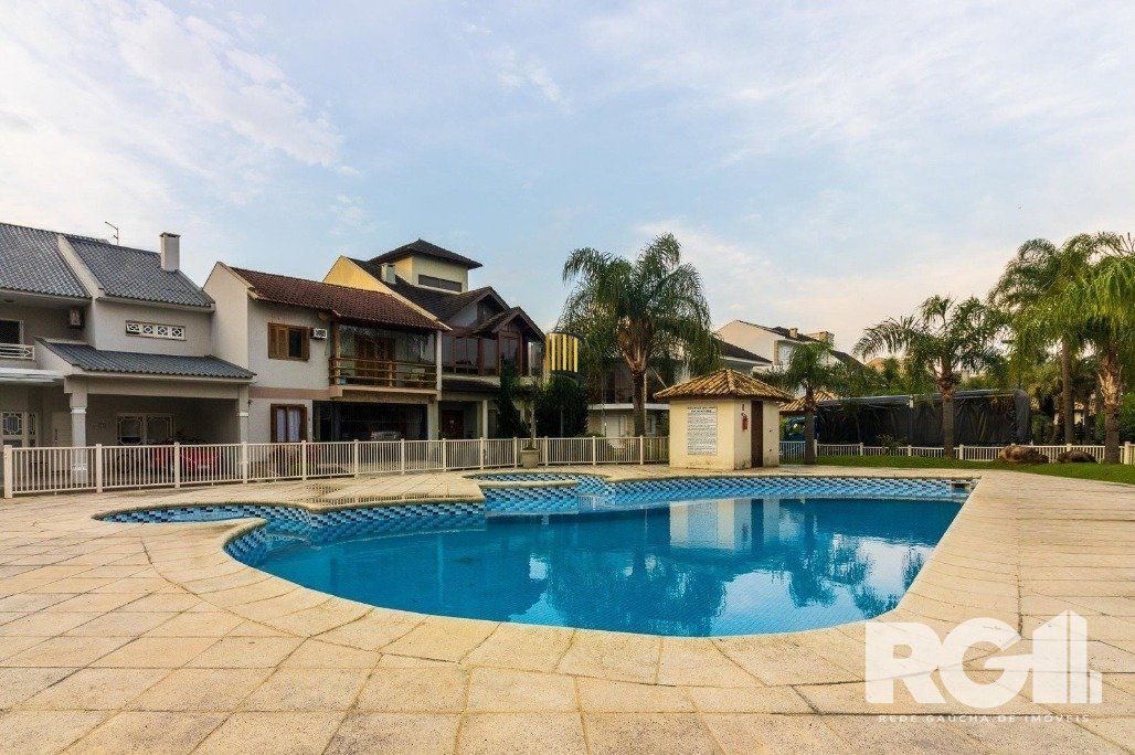 Casa em Condomínio com 3 Suítes, Espaço Gourmet e 5 Vagas de Garagem