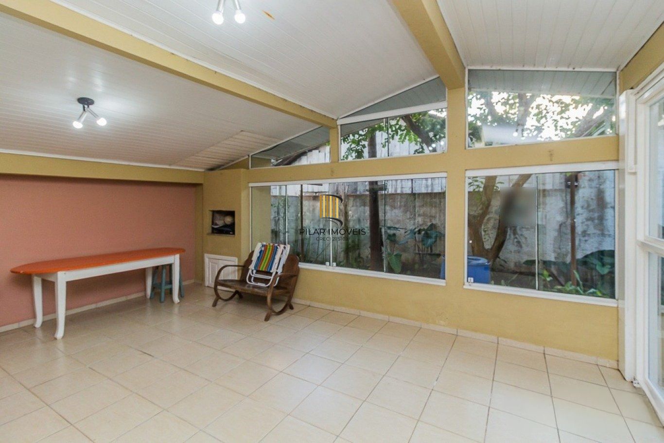 Casa térrea com 3 dormitórios, suíte e 2 vagas,