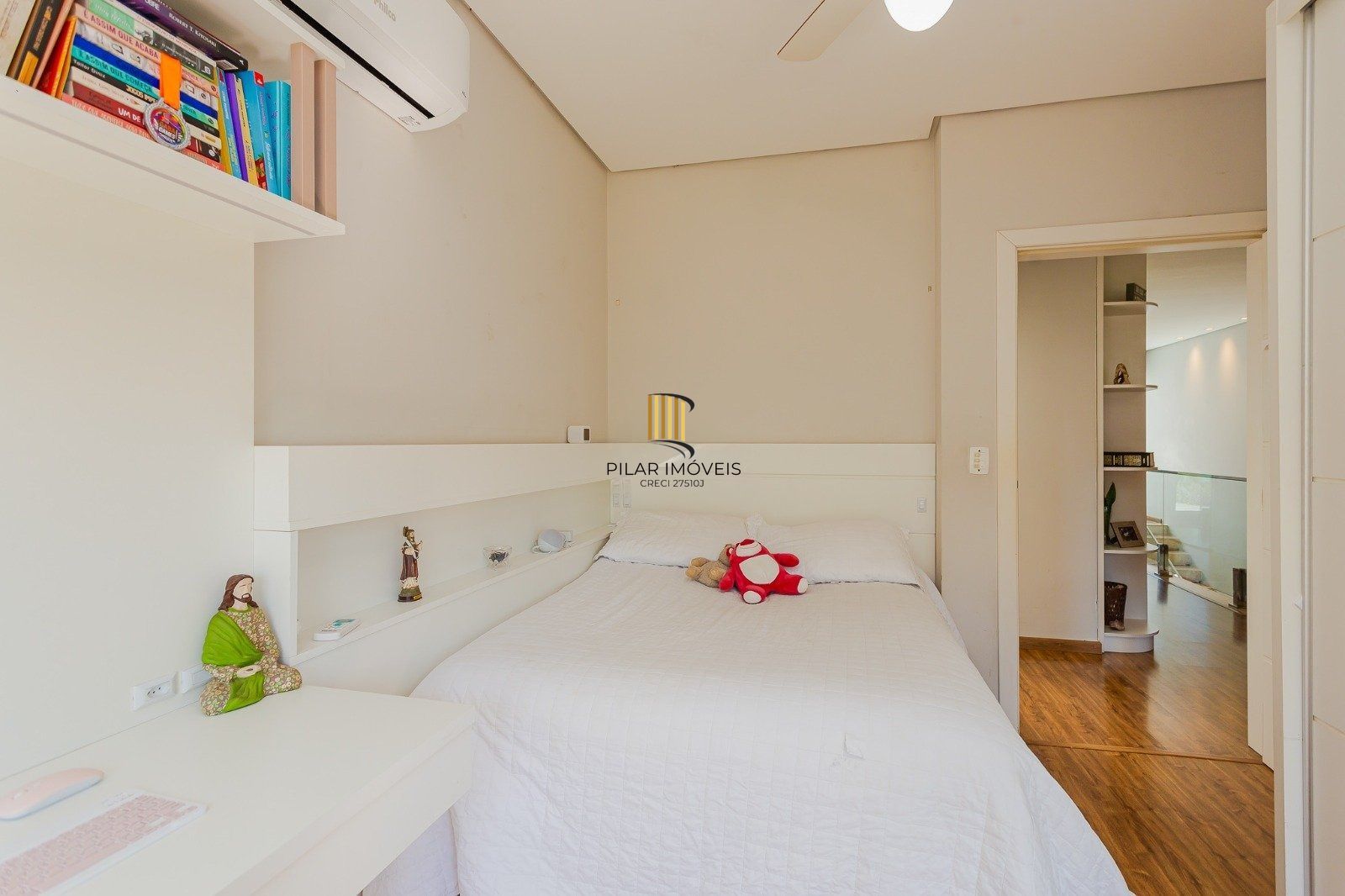 Casa de alto padrão com elevador e piscina acessível em condomínio no Passo das Pedras