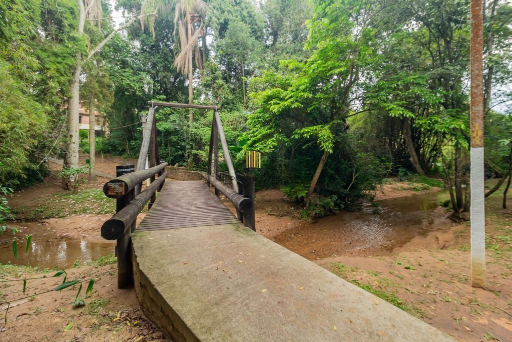 Casa em Condomínio com 3 dormitórios, suíte e 2 vagas cobertas.