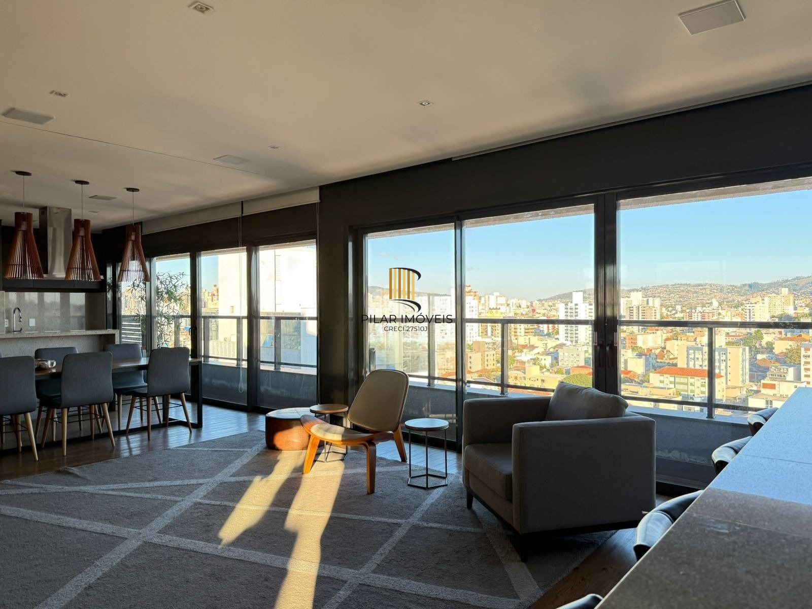 Apartamento com 2 dormitórios, suíte e churrasqueira.