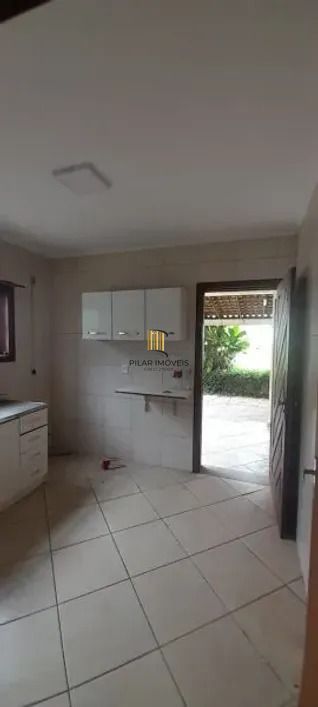 Casa térrea com 2 dormitórios, amplo pátio e 3 vagas.