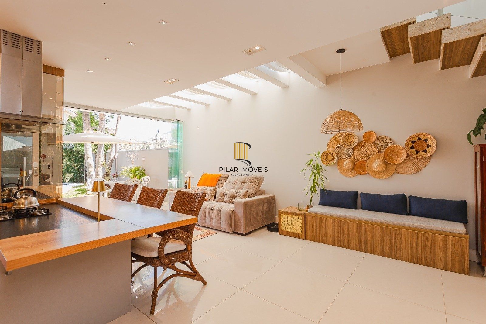 Casa de alto padrão com elevador e piscina acessível em condomínio no Passo das Pedras