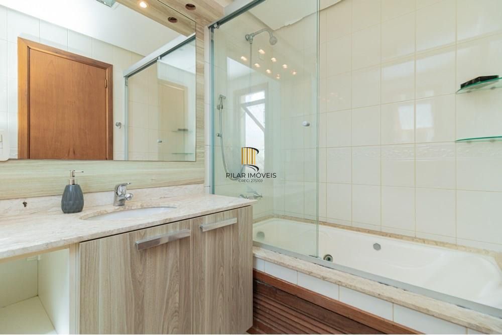 Apartamento com 3 dormitórios (sendo 1 suíte), 2 banheiros, lareira, churrasqueira e 2 vagas de garagem.