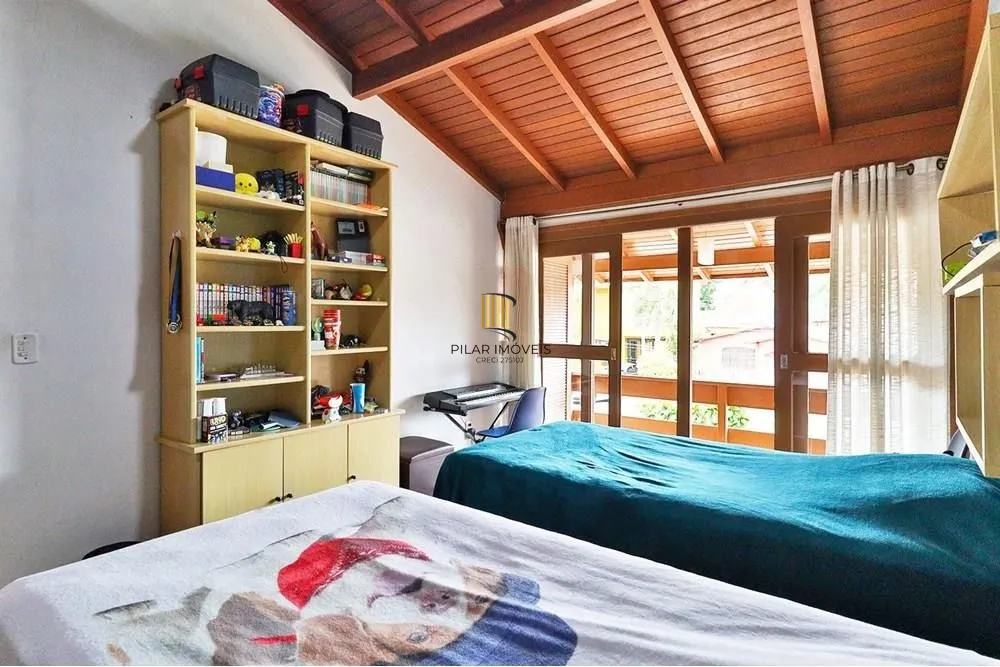 Casa térrea com 2 dormitórios, lavabo, espaço gourmet e 2 vagas.