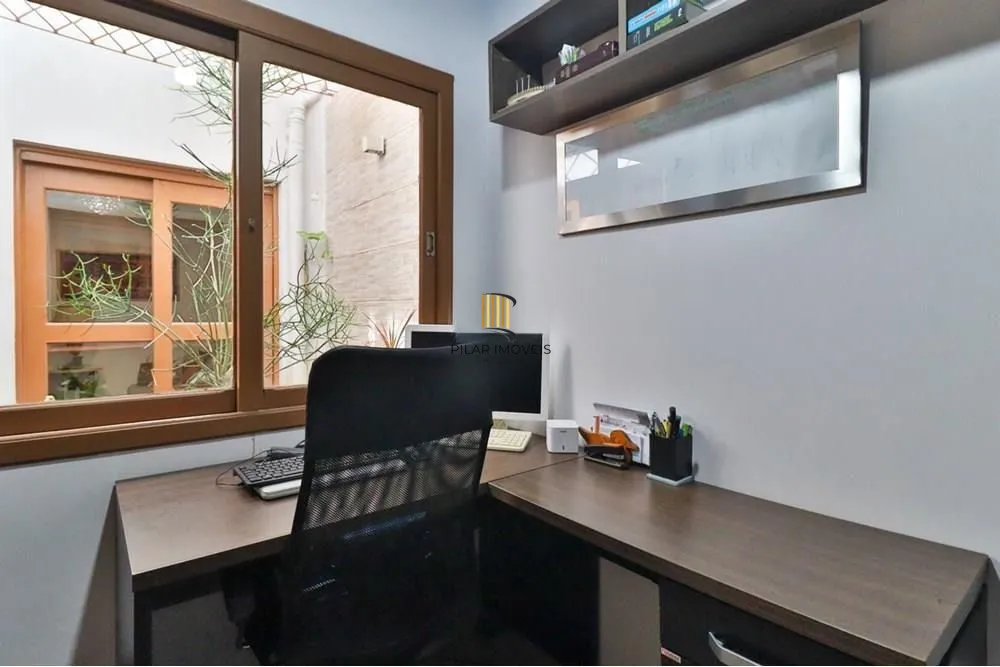 Casa térrea com 2 dormitórios, lavabo, espaço gourmet e 2 vagas.