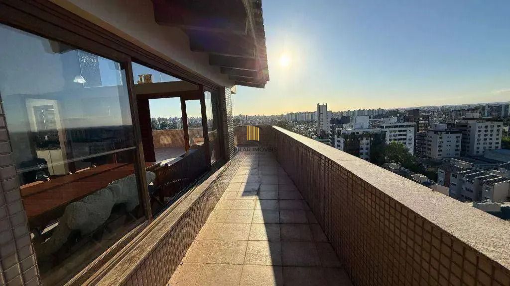 Cobertura com 4 dormitórios, 2 suítes, lavabo e 3 vagas de garagem.