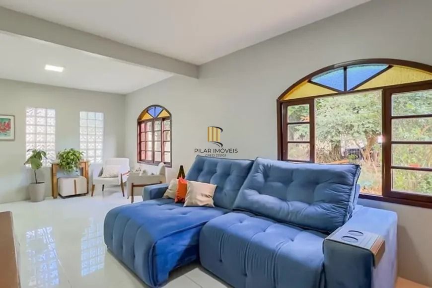 Casa térrea com 4 dormitórios, suíte e 2 vagas.