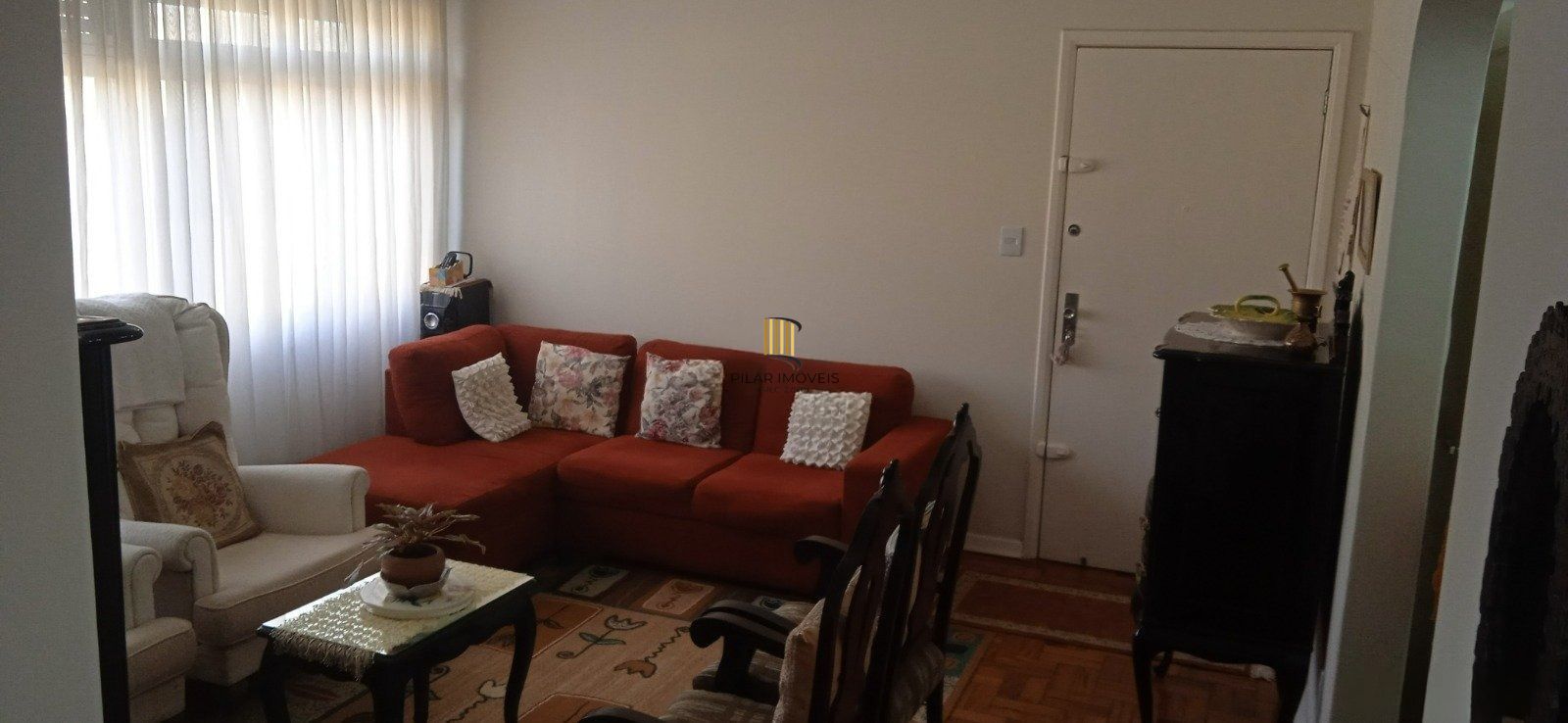 Apartamento com 3 dormitórios, living 2 ambientes, banheiro social, total de 109,57m² privativos, cozinha e área de serviço separadas.