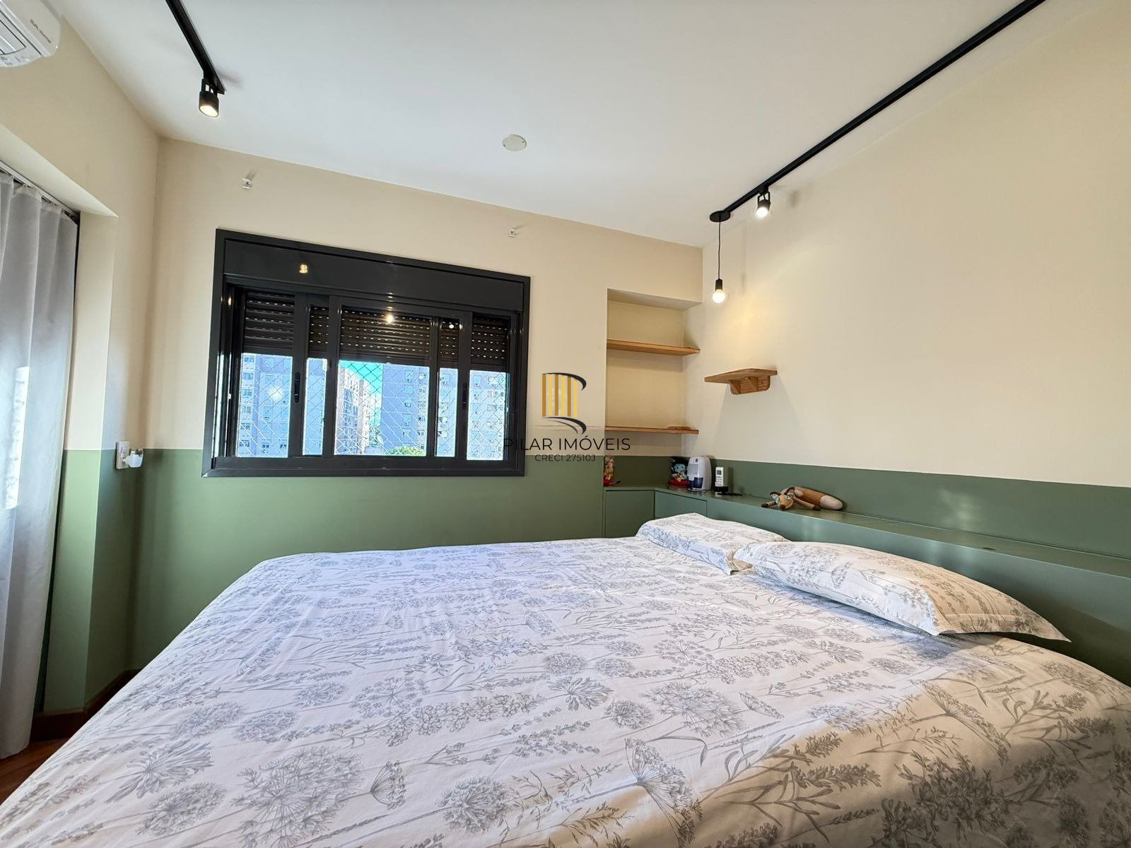 Apartamento com 2 dormitórios, suíte e churrasqueira.