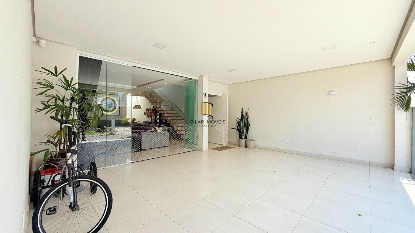 Casa de alto padrão com elevador e piscina acessível em condomínio no Passo das Pedras