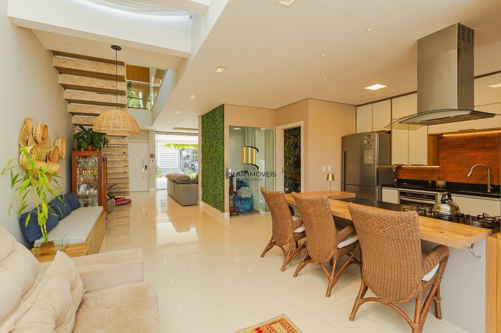 Casa de alto padrão com elevador e piscina acessível em condomínio no Passo das Pedras