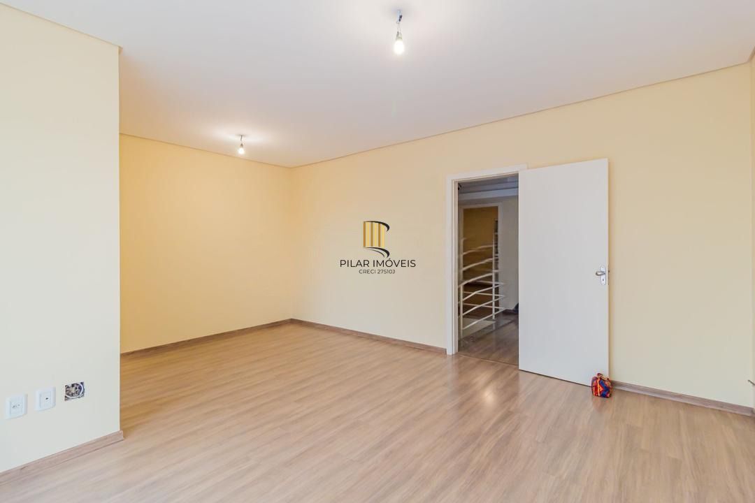 Casa com 3 dormitórios, suíte, lavabo e amplo pátio.