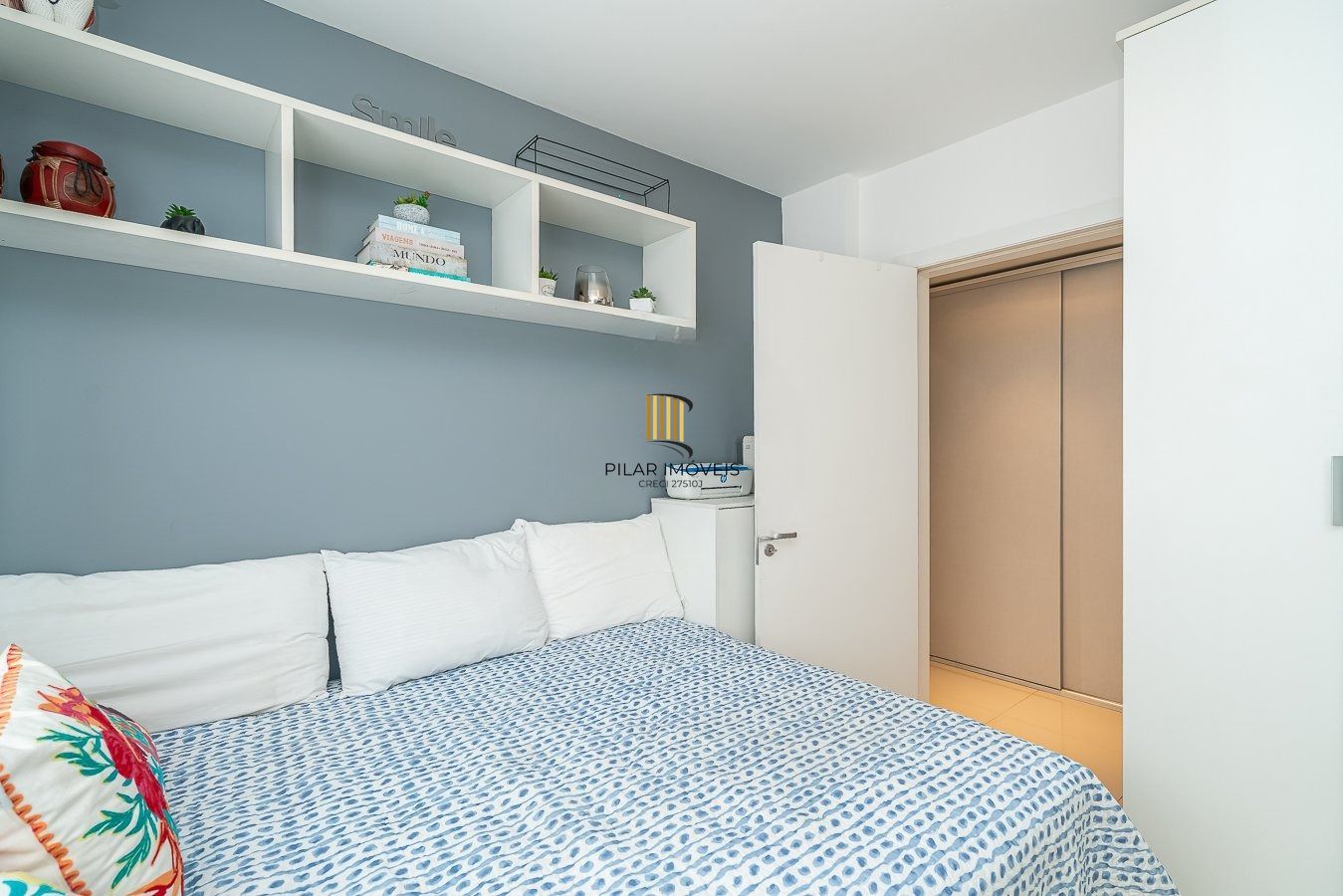 Apartamento de 3 dormitórios com 1 suíte, semimobiliado.
