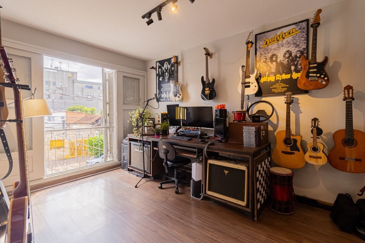 Apartamento de 2 dormitórios, transformado em 1, totalmente reformado.