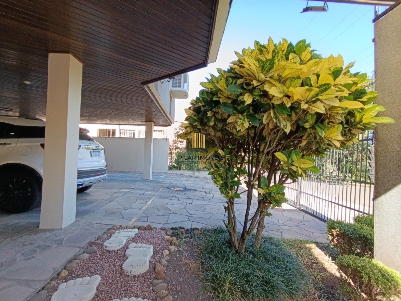 Apartamento de 2 dormitórios com suíte, sacada e churrasqueira.