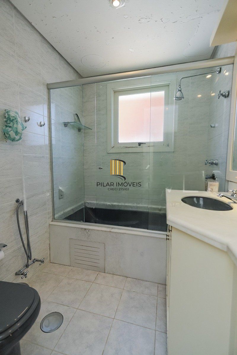 Apartamento com 3 dormitórios, suíte, 2 vagas e varanda com churrasqueira.