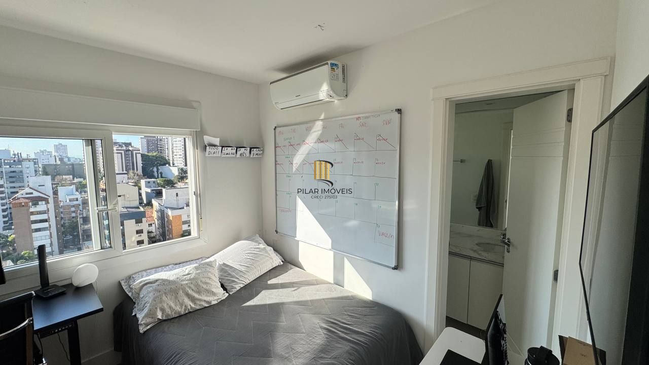 Amplo apartamento com 3 suítes, lavabo, lareira e 2 vagas individuais.
