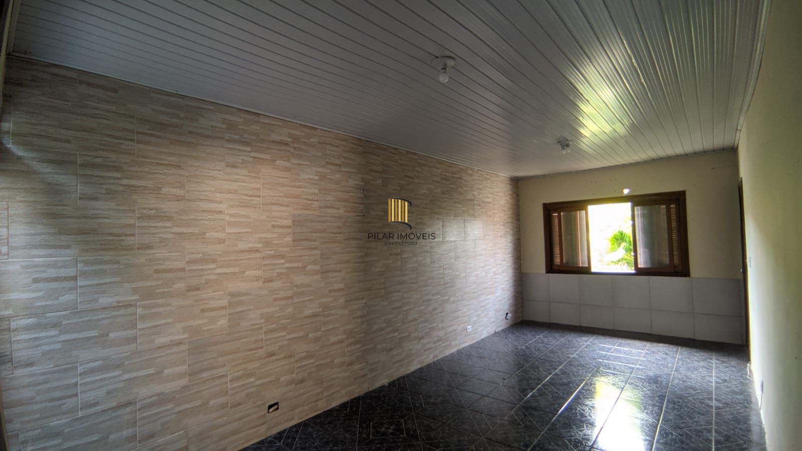 Casa à venda em Porto Alegre, Localizada na Avenida Vinte e Um de Abril, no bairro Sarandi