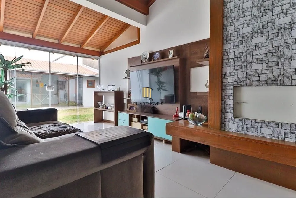 Casa térrea com 2 dormitórios, lavabo, espaço gourmet e 2 vagas.