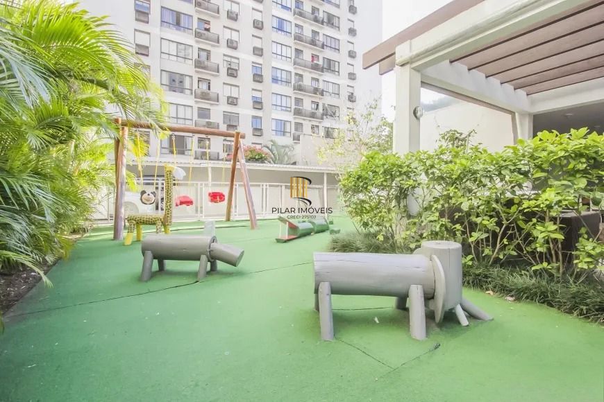 Belíssimo partamento mobiliado de 3 dormitórios com suíte e 2 vagas de garagem cobertas, no bairro Passo Da Areia, em Porto Alegre.