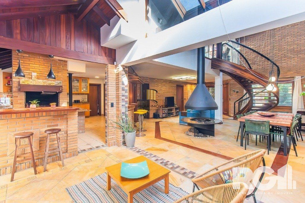Casa espaçosa com 3 dormitórios, pátio com piscina e 4 vagas