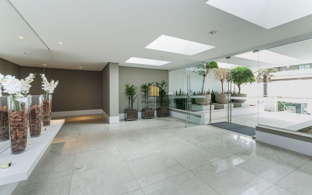 Amplo apartamento com 3 suítes, lavabo, lareira e 2 vagas individuais.