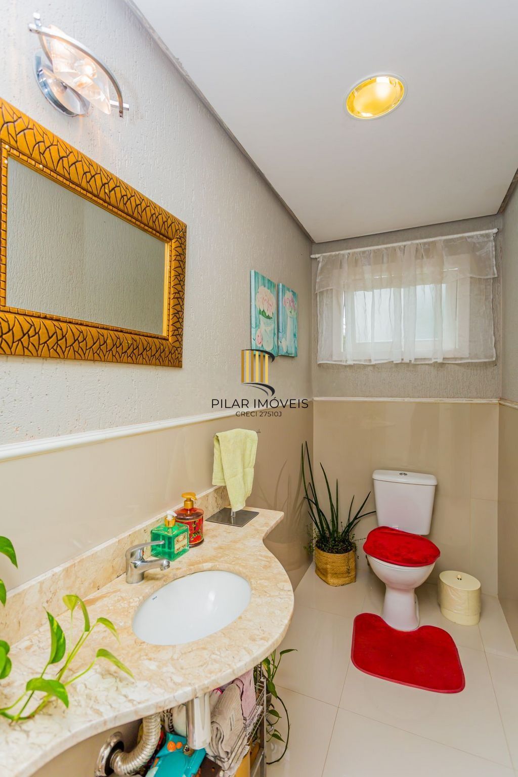 Casa em Condomínio com 3 dormitórios, suíte e 2 vagas cobertas.