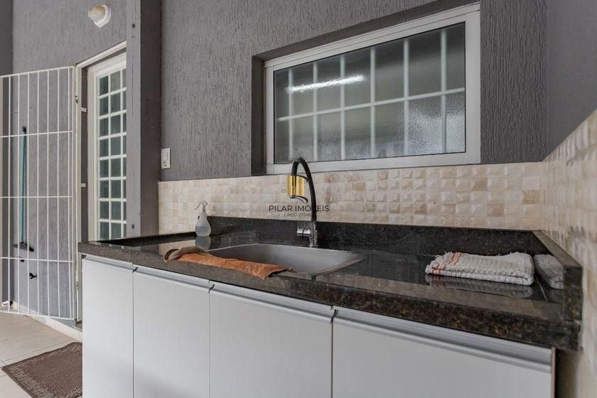 Casa térrea com 3 dormitórios, espaço gourmet e 3 vagas.