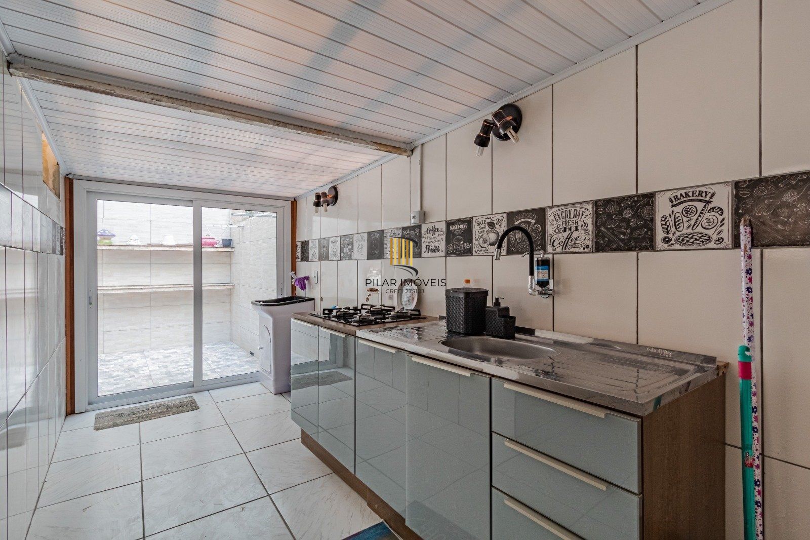 Térreo com pátio Semimobiliado, 2 Dormitórios, Próximo ao Praia de Belas