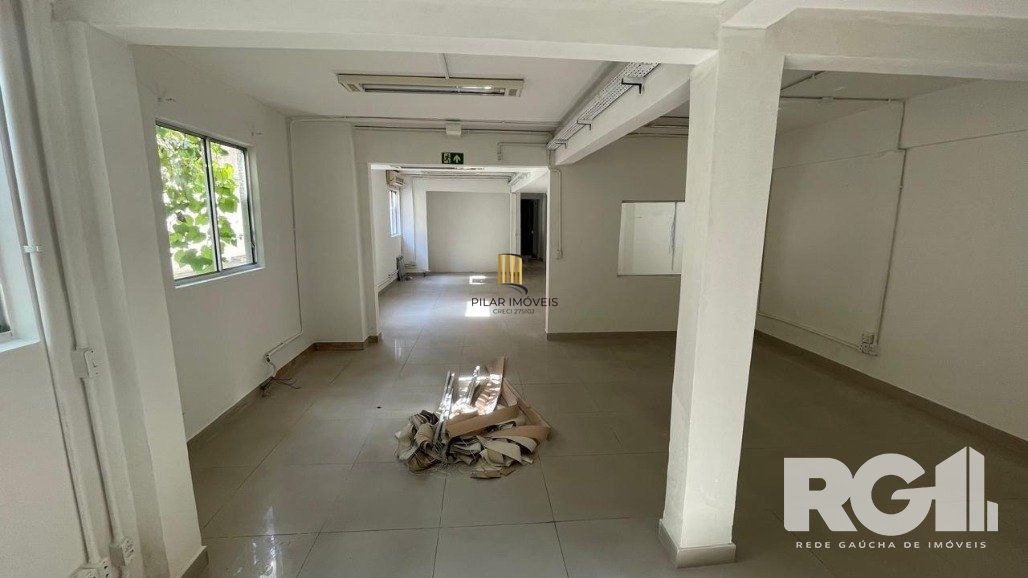 Prédio comercial reformado com auditório e 30 salas equipadas