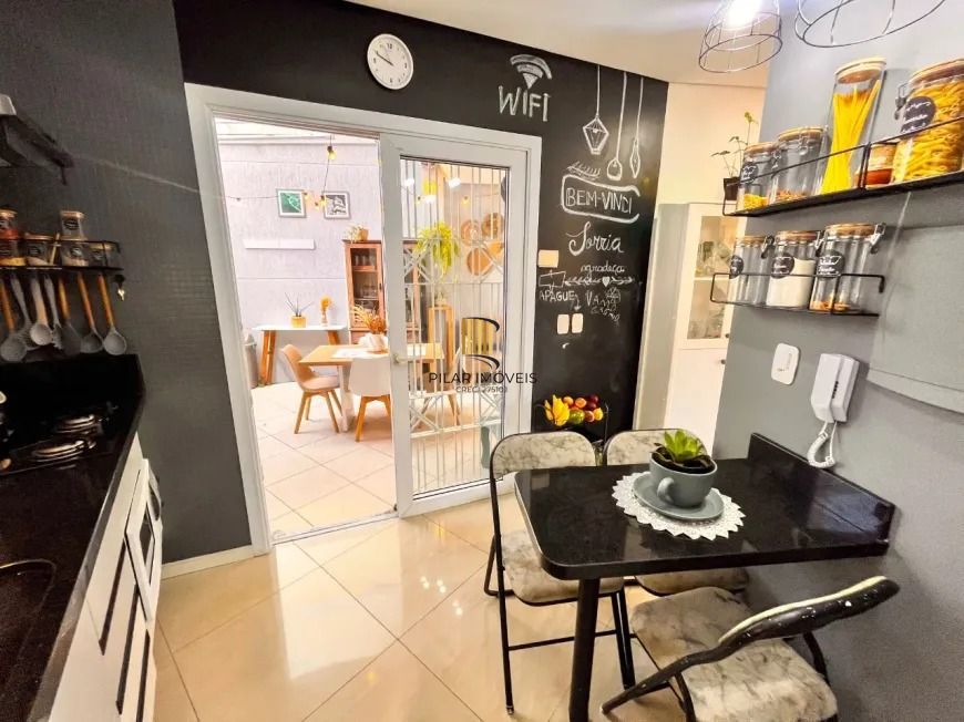 Casa Reformada em Condomínio com Suíte e Espaço Versátil Avenida Ecoville