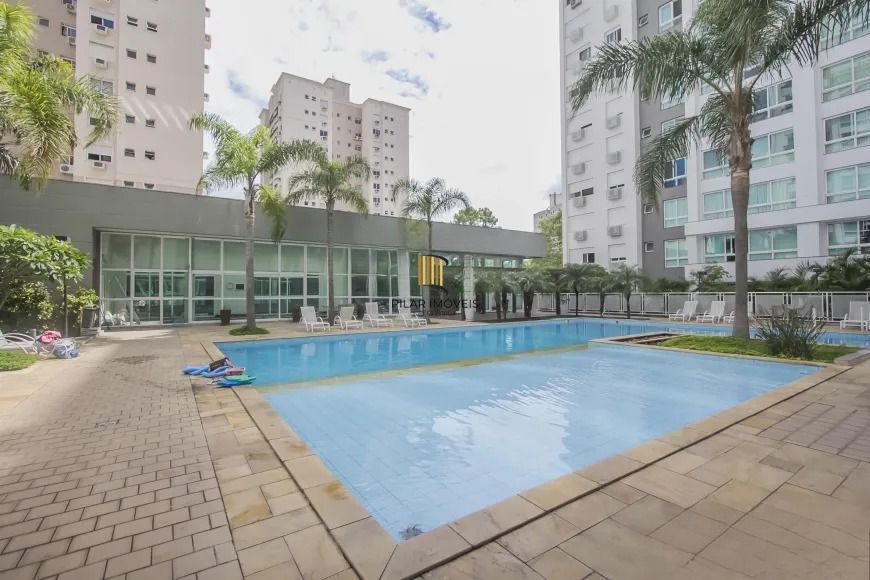 Belíssimo partamento mobiliado de 3 dormitórios com suíte e 2 vagas de garagem cobertas, no bairro Passo Da Areia, em Porto Alegre.