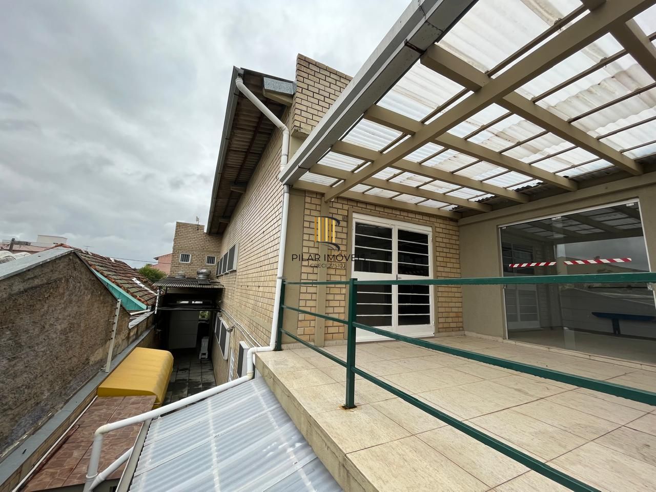 Prédio Comercial à venda com 5 salas, 400m², 6 vagas, Rua Laudelino Freire no bairro Sarandi em Porto Alegre