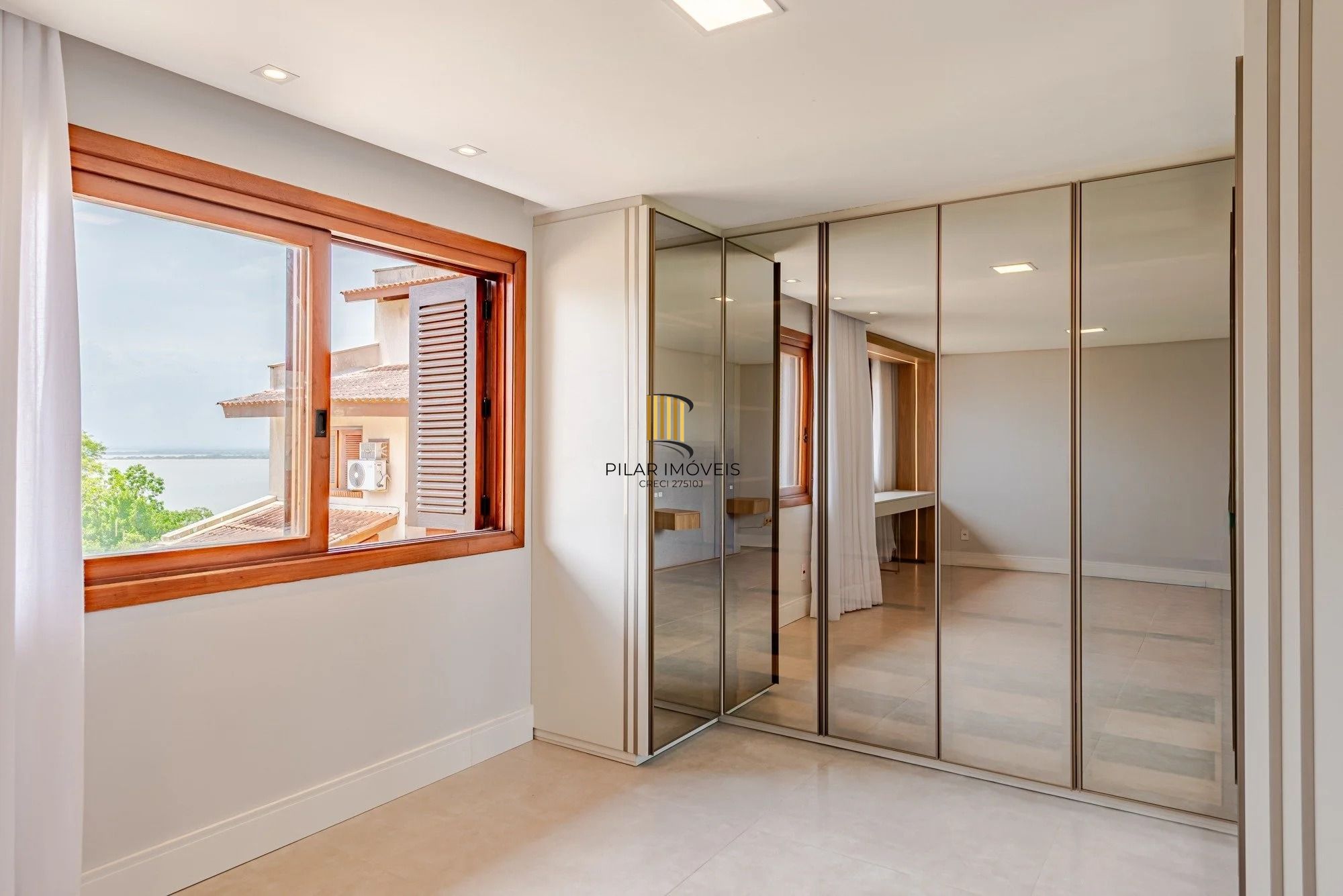 Casa em condomínio com 3 dormitórios, suíte e 3 vagas.