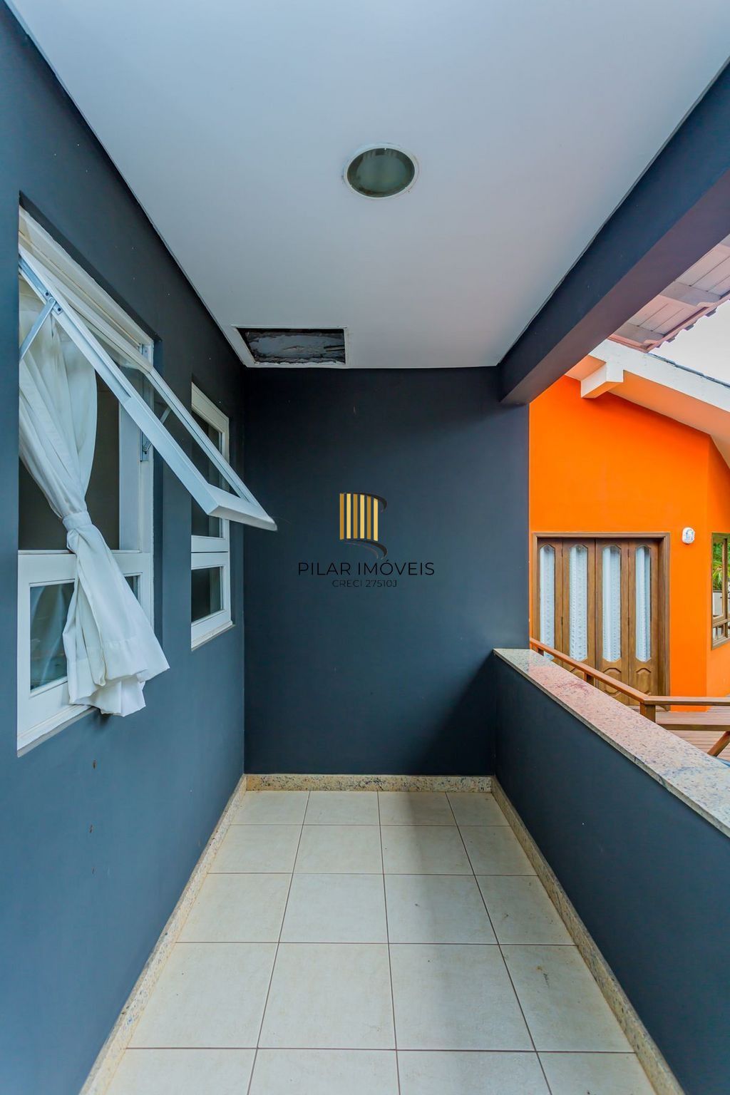 Casa em Condomínio com 3 dormitórios, suíte e 2 vagas cobertas.