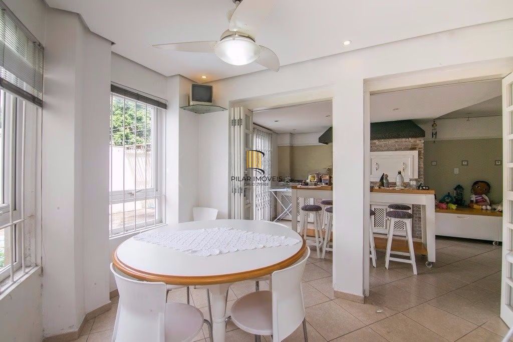 Casa de esquina com 6 dormitórios, 430m², piscina, 4 vagas