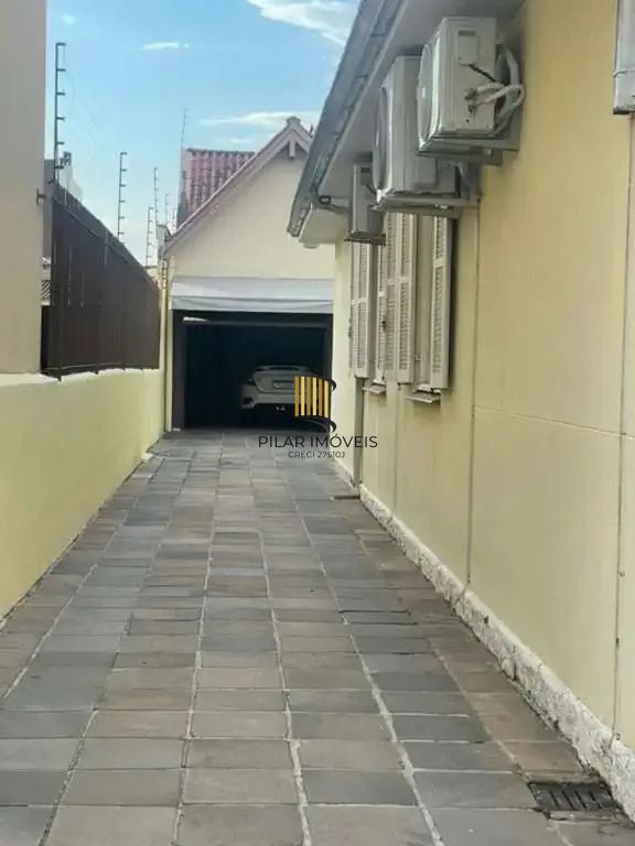 Casa térrea com 2 suítes com amplo pátio,