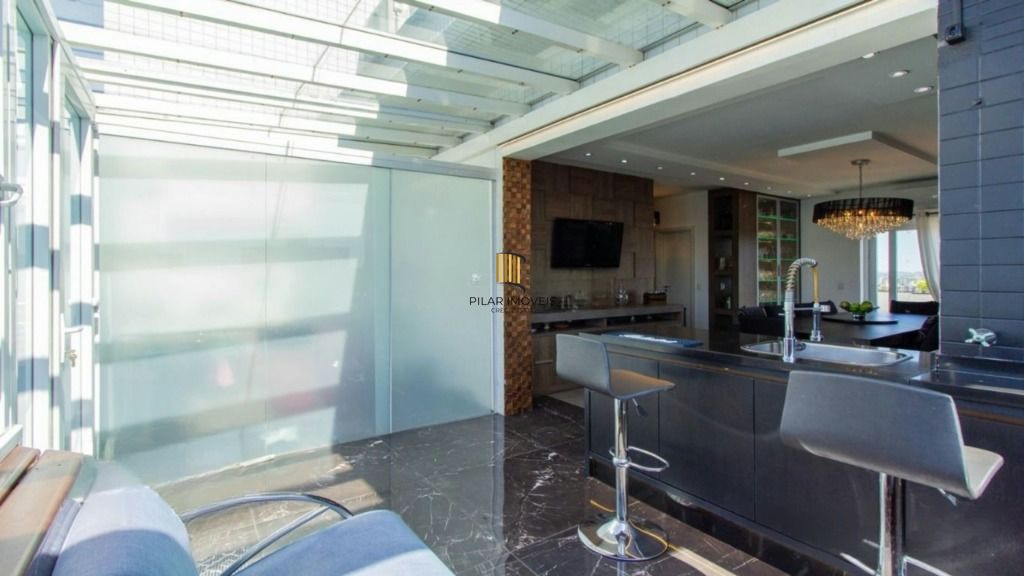 Cobertura mobiliada com piscina e vista 360° no Jardim Planalto – POA