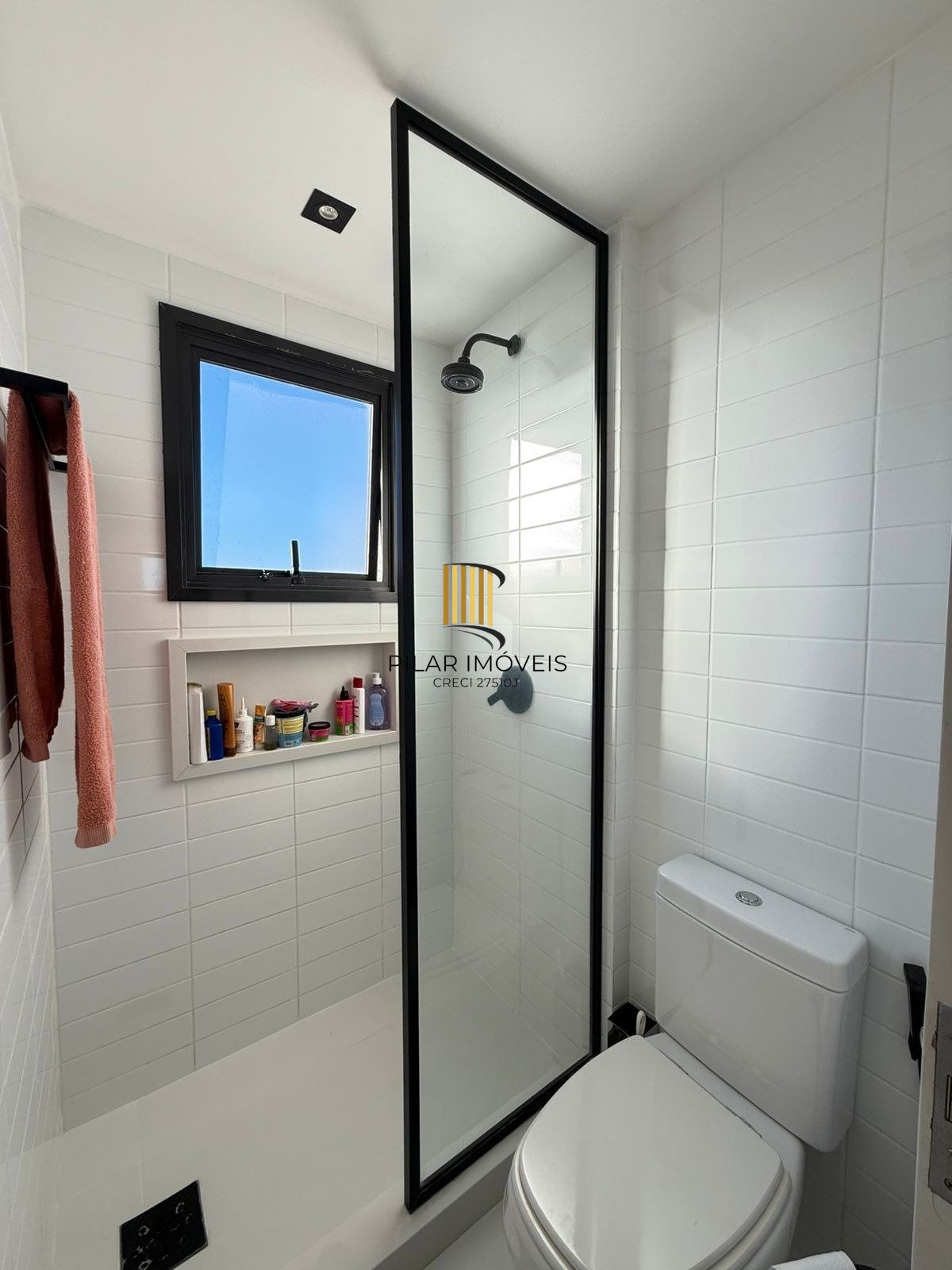 Apartamento com 2 dormitórios, suíte e churrasqueira.