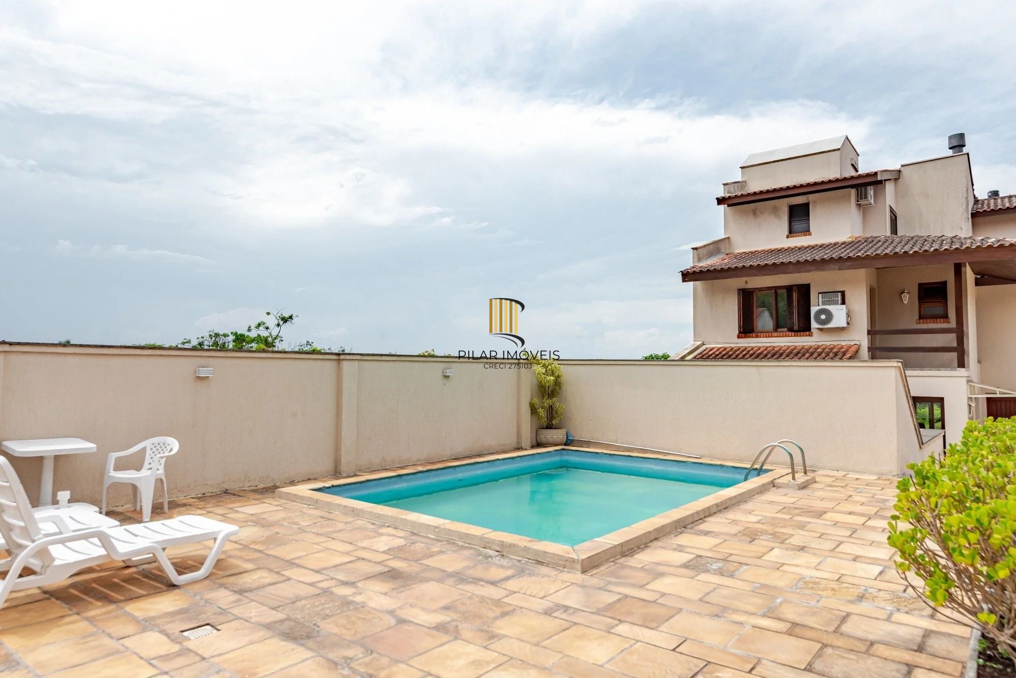 Casa em condomínio com 3 dormitórios, suíte e 3 vagas.