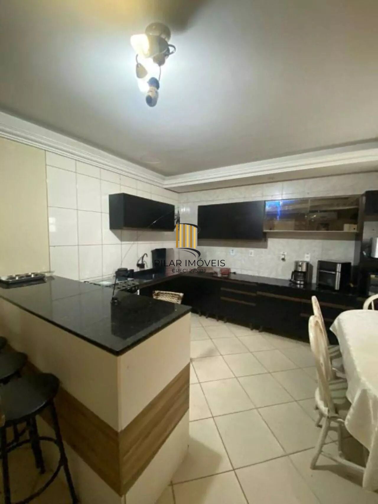 Casa com Duas Residências e Pátio Amplo no Bairro Tranquilo